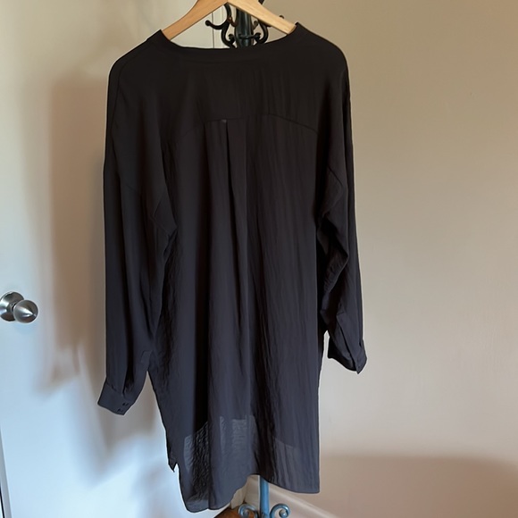 Elegant, versatile COS long shirt in silky grey fabric. Size 8. - Picture 4 of 6